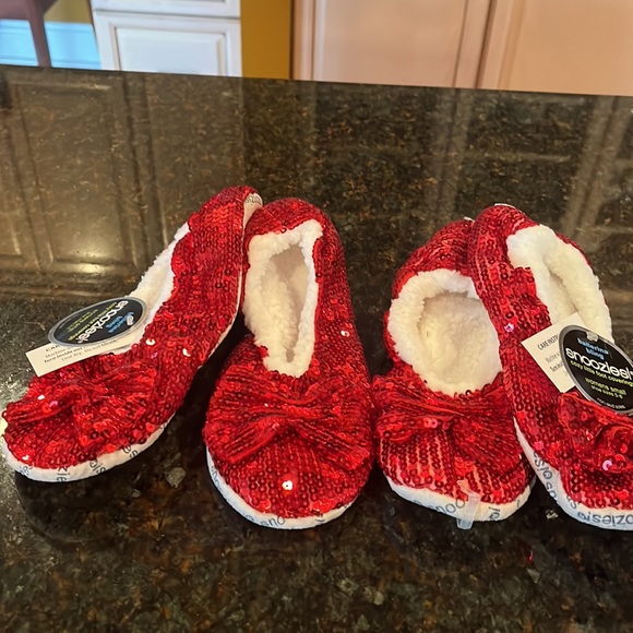1 pair of Red sequin snoozie shoe  NWT size women’s 5/6
Great present! 🆕 - Picture 2 of 3